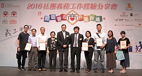 Representatives of property volunteer teams under Urban Group receive the Leading Caring Estate Certificate in the Award Presentation Ceremony. 